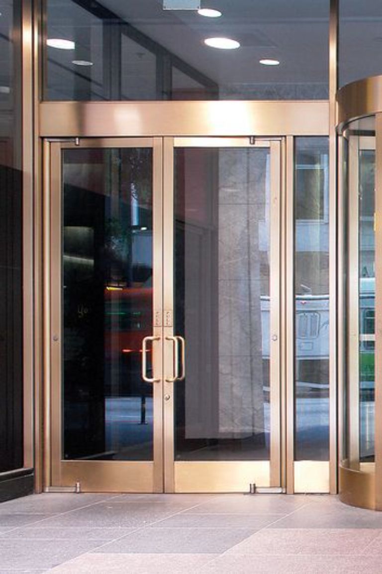 cửa kính mở quay khung inox
