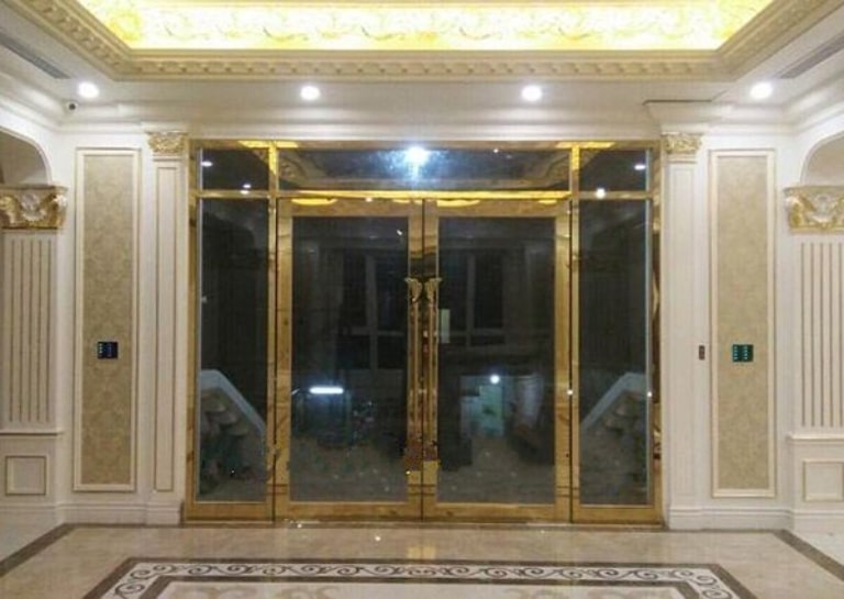 Cửa kinh cường lực inox mở quay hiện đại