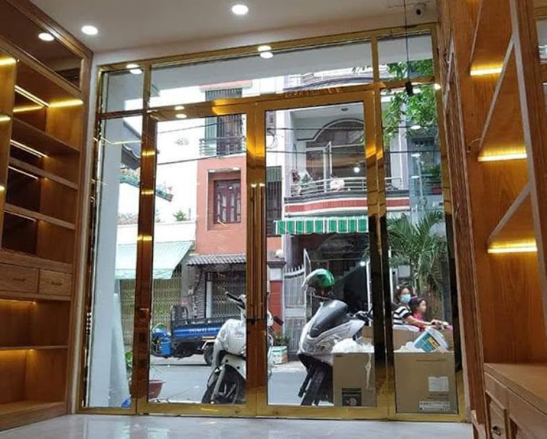 cửa kính inox mạ vàng sang trọng
